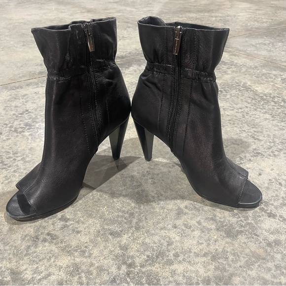 Vince Camuto- SZ 7 Black Leather Addiena Ankle Boot Peep Toe - Picture 2 of 12